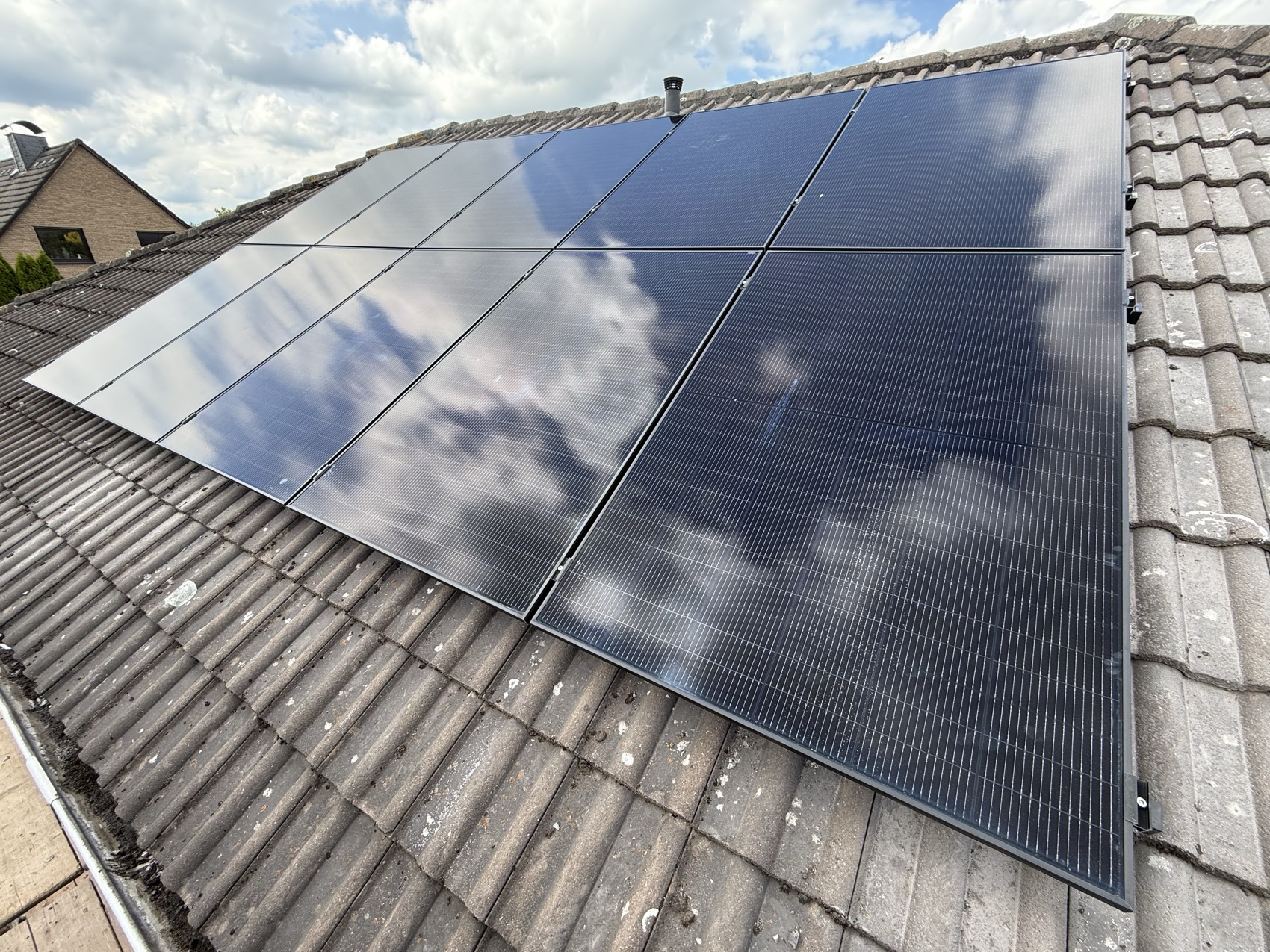 Haus mit SolaStar-Anlage und Stromspeicher