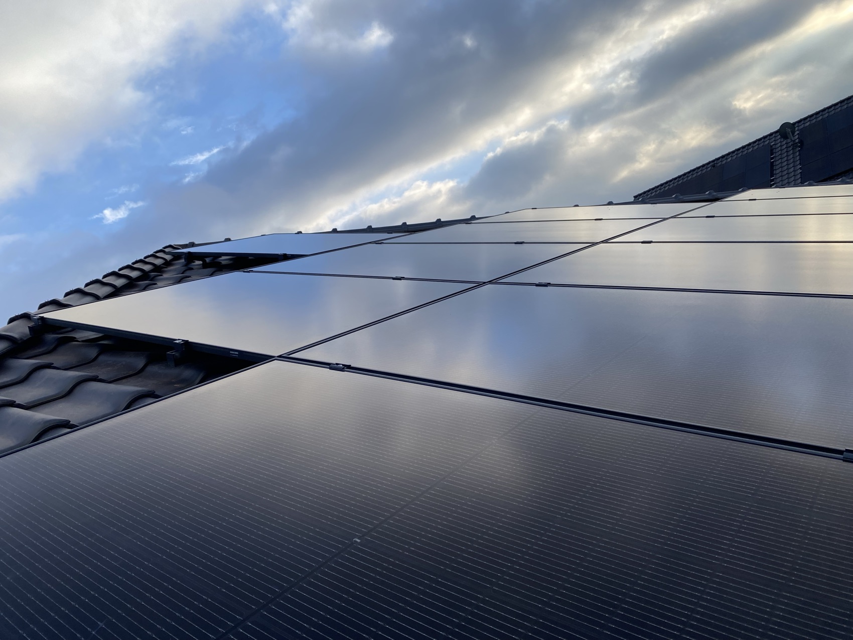 Komplett schwarze Solarmodule auf einem Dach