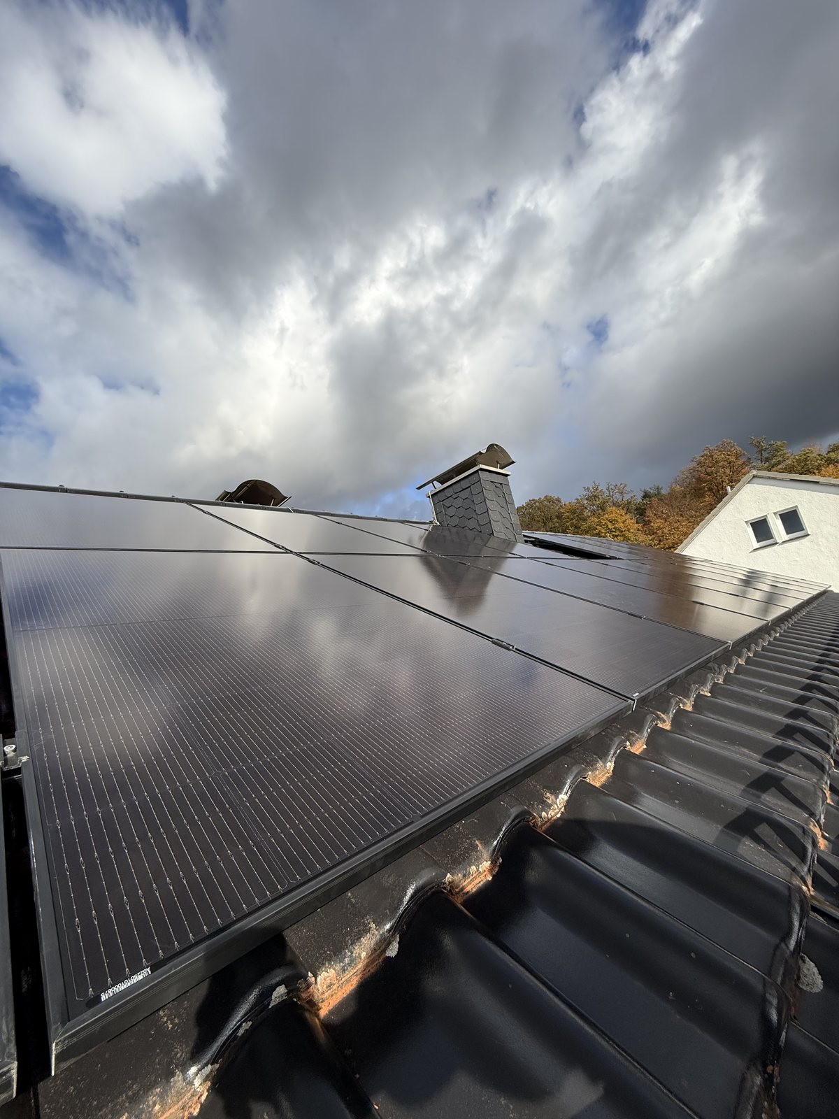 SolaStar Referenzanlage mit komplett schwarzen Modulen